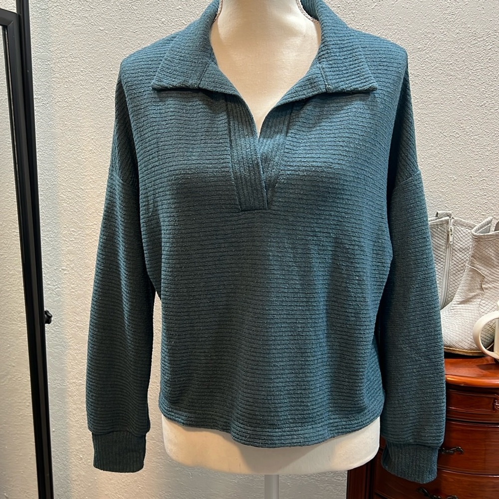 NIP Dusty blue, V-neck collared top